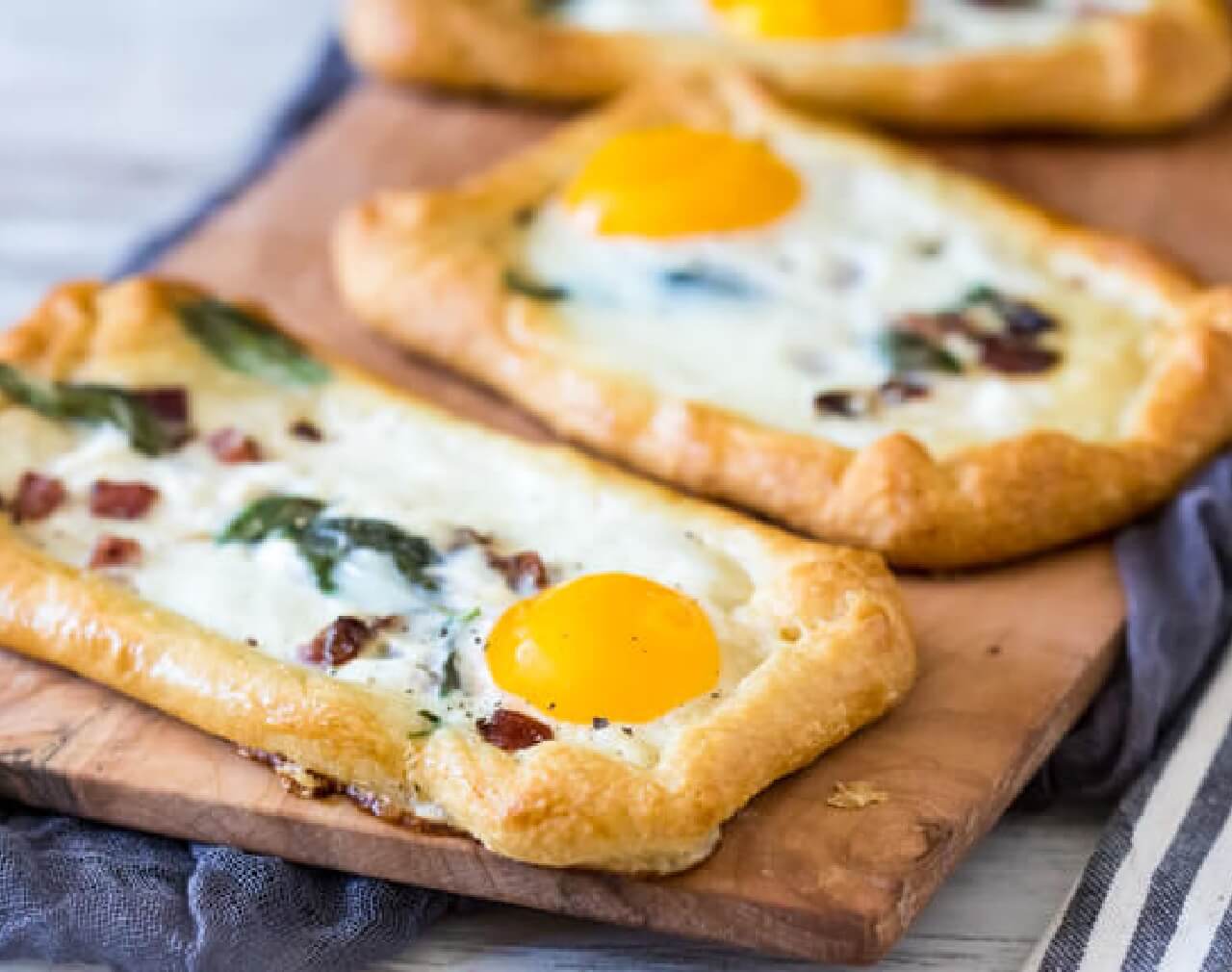 Goat Cheese and No Sugar Bacon Breakfast Flatbread