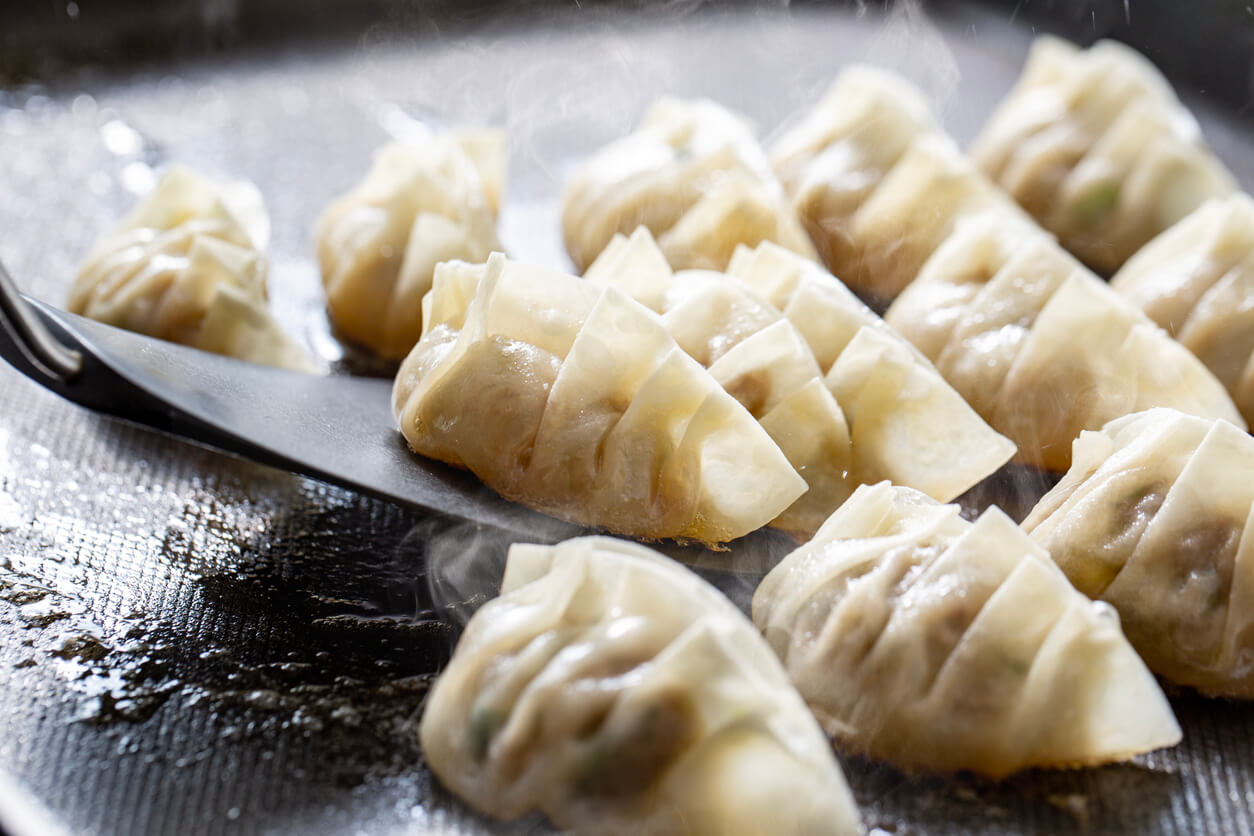 天ぷら、とんかつ、餃子などの料理